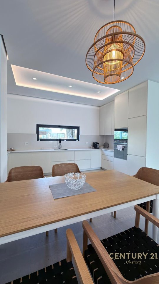 Shesim vilë individuale me pishinë,në rezidencën "San Pietro"!