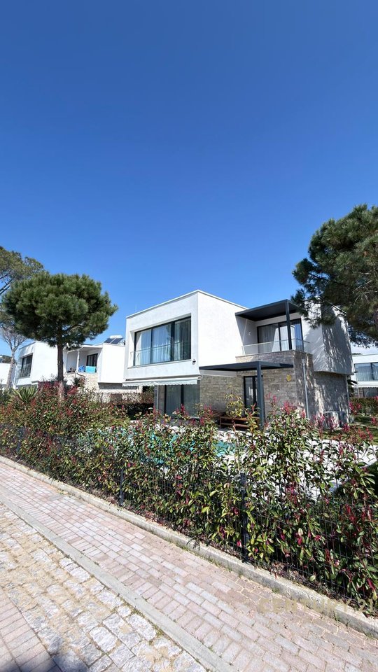 Shesim vilë individuale me pishinë,në rezidencën "San Pietro"!