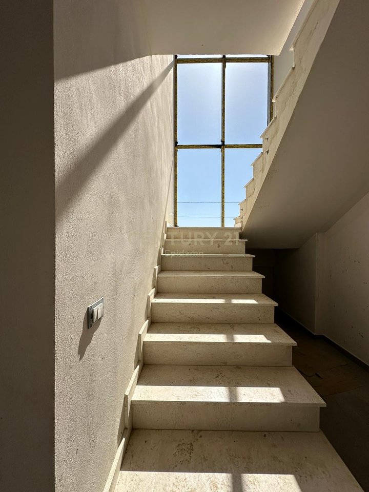 EKSLUZIVE! SHITET VILE INDIVIDUALE ME PISHINE NE GJIRIN E LALZIT!  340.000€