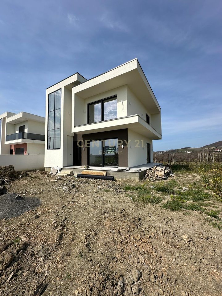 EKSLUZIVE! SHITET VILE INDIVIDUALE ME PISHINE NE GJIRIN E LALZIT!  340.000€