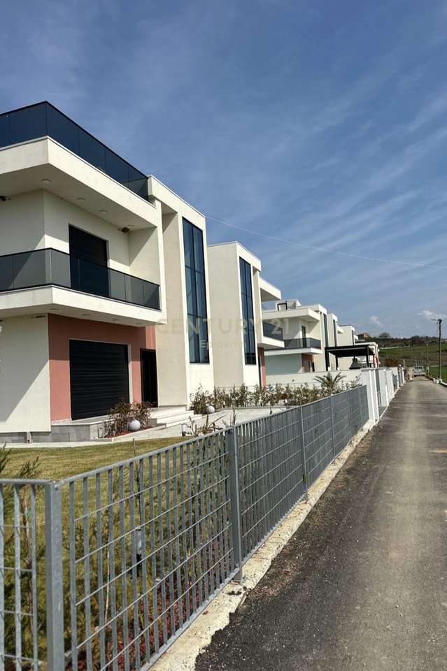 EKSLUZIVE! SHITET VILE INDIVIDUALE ME PISHINE NE GJIRIN E LALZIT!  340.000€