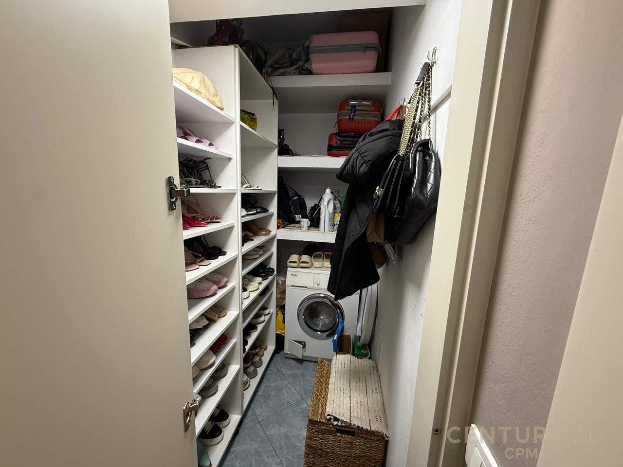 NEL COMUNE DI PARIGI VICINO AL KRISTAL CENTER OFFRIAMO UN APPARTAMENTO 2+1 IN AFFITTO