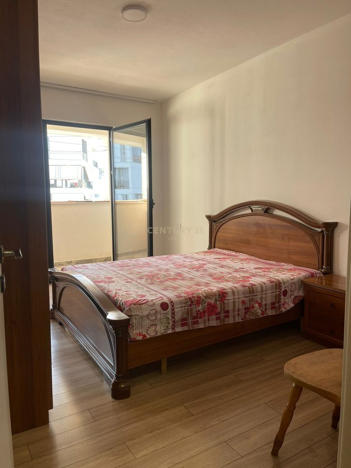 Shitet apartament 3+1+2 tek 5 Maji