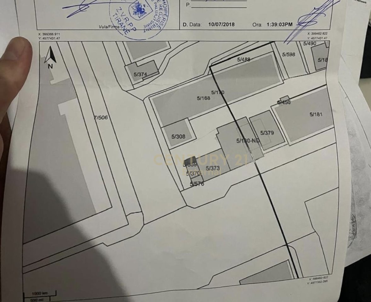 Shitet dyqan buze rruge