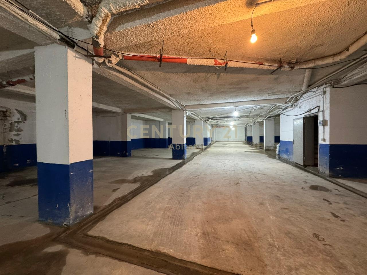 Parking/storage space for rent in Kombinat, Tirana - €1200 | 623 m²