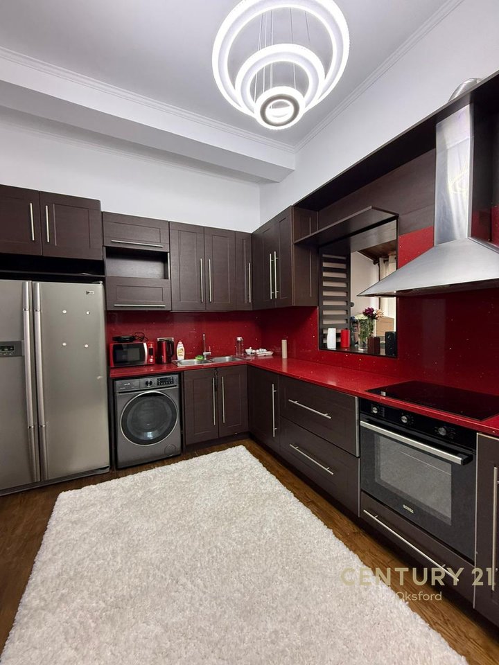 Apartament 2+1+2 pranë qendrës, Rruga Barrikadave Tiranë!