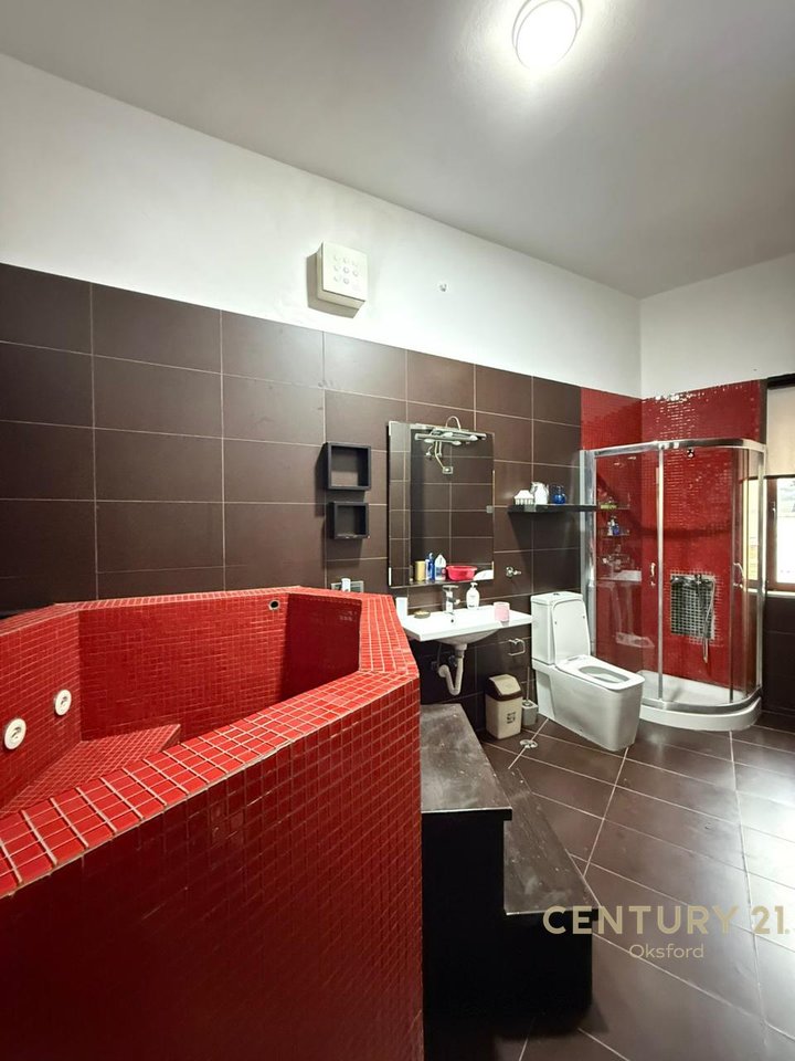 Apartament 2+1+2 pranë qendrës, Rruga Barrikadave Tiranë!