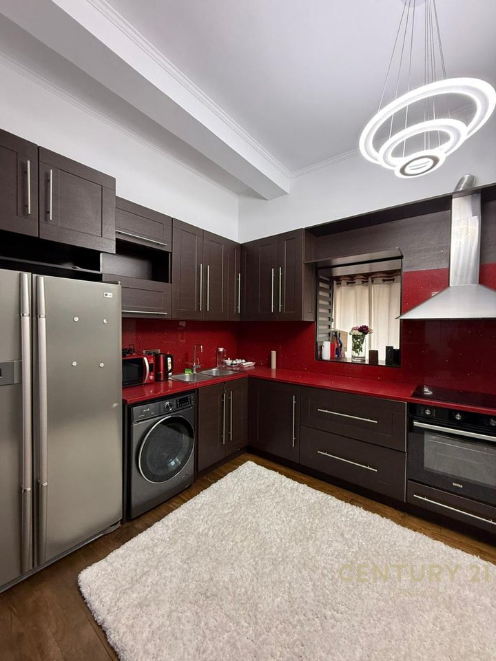 Apartament 2+1+2 pranë qendrës, Rruga Barrikadave Tiranë!