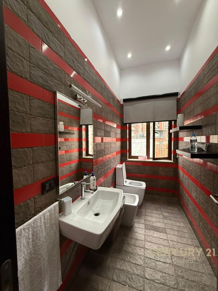 Apartament 2+1+2 pranë qendrës, Rruga Barrikadave Tiranë!