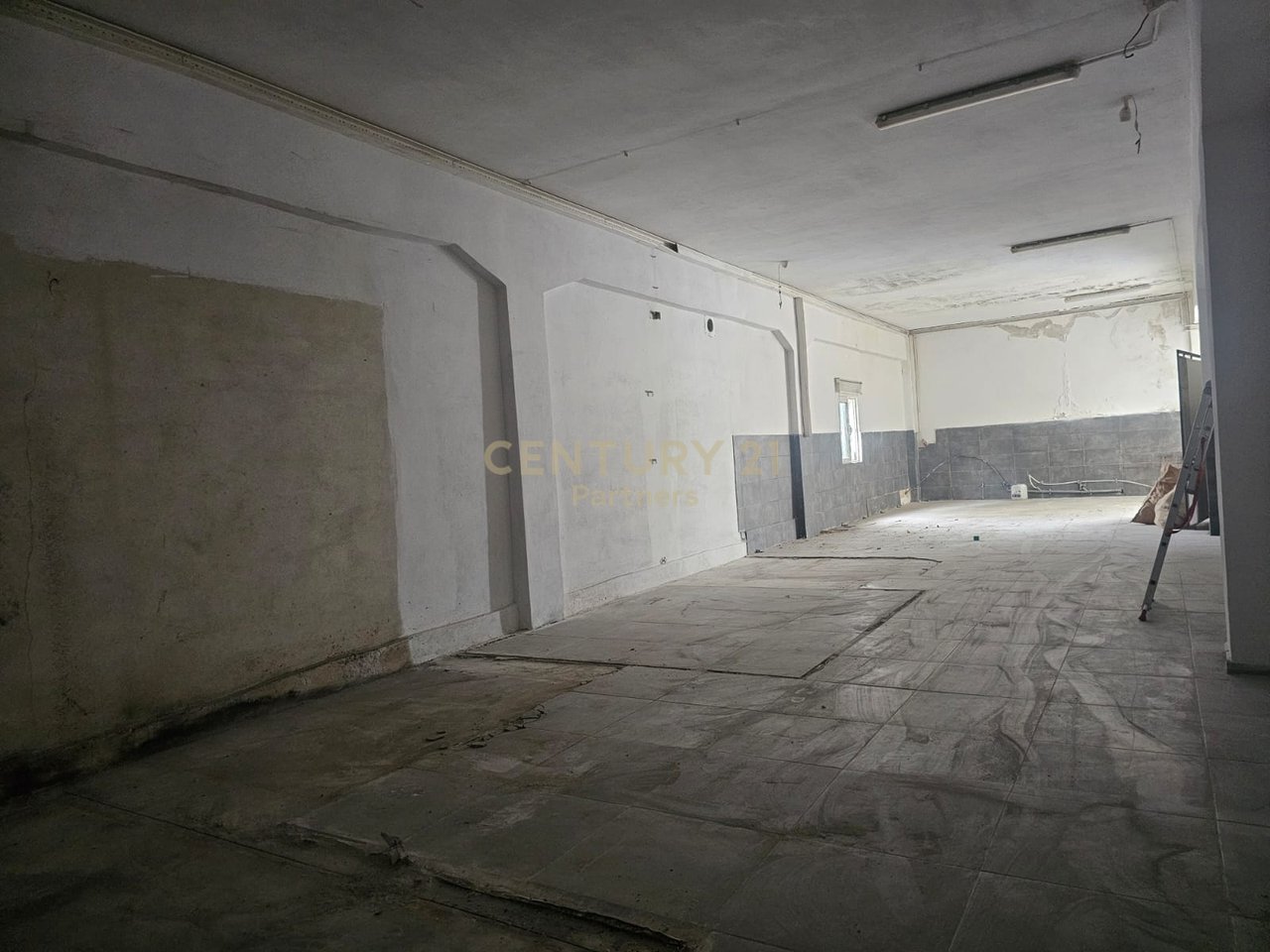 Warehouse for rent in the Kombinat area, Tirana