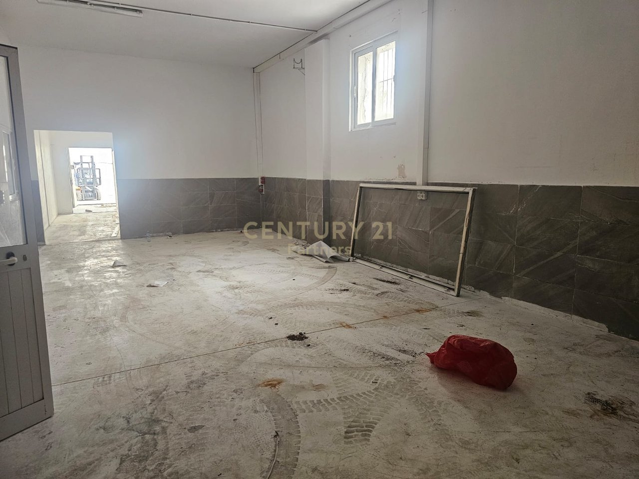 Warehouse for rent in the Kombinat area, Tirana
