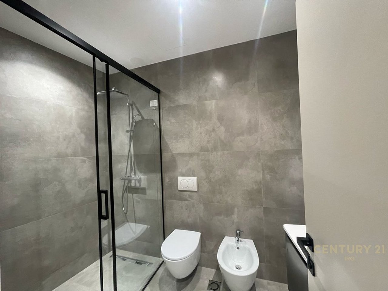 IN AFFITTO APPARTAMENTO DI LUSSO + POSTO AUTO AL LAKE VIEW RESIDENCE!