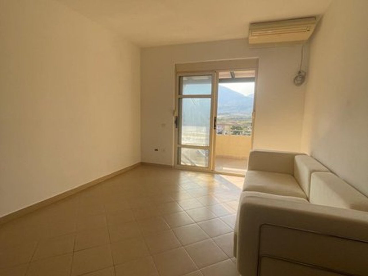 2 APARTAMENTE PER SHITJE NE ORIKUM-PAMJE DETI!