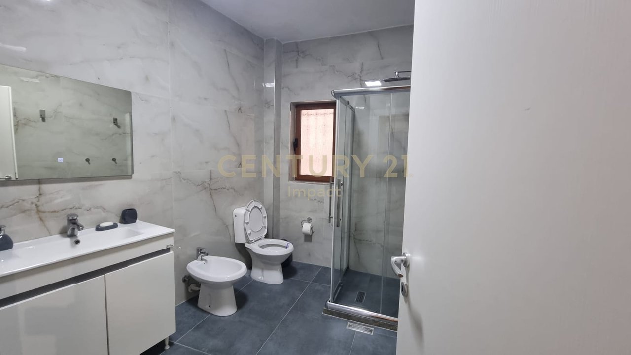 Apartament 2+1 Me Qira në Restorant Durrësi, Tiranë - 900€,ME POST PARKIMI !