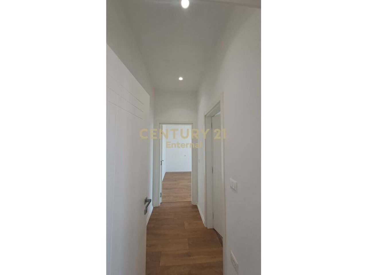 Zyre 2+1+Parcheggio in affitto al Garden Building