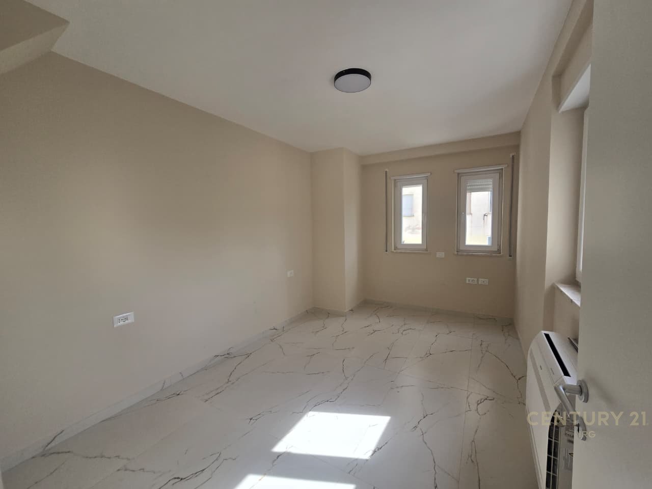 APARTAMENT 2+1 BOSH PER QIRA TE 'DONIKA CENTER'!