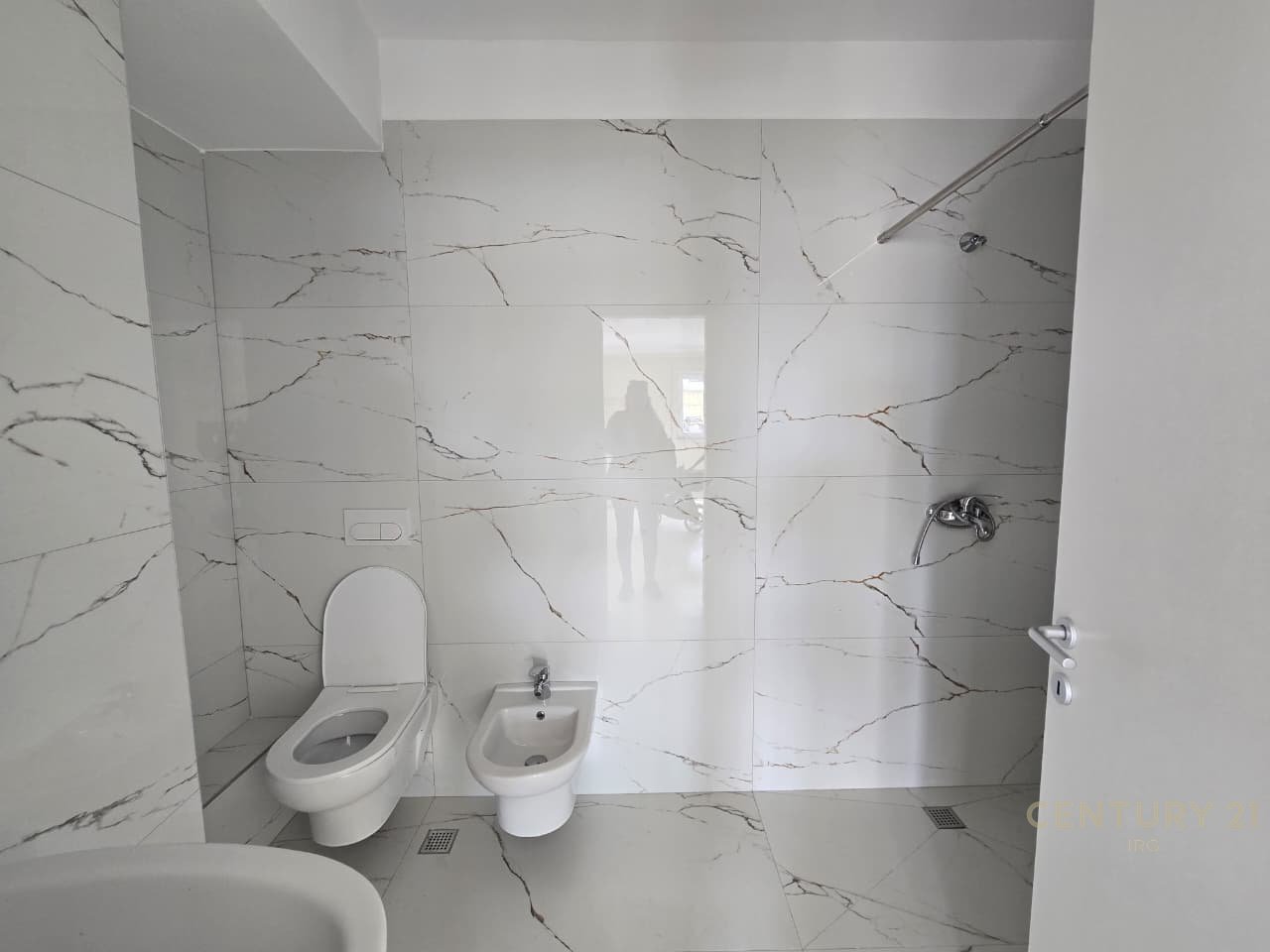 APARTAMENT 2+1 BOSH PER QIRA TE 'DONIKA CENTER'!