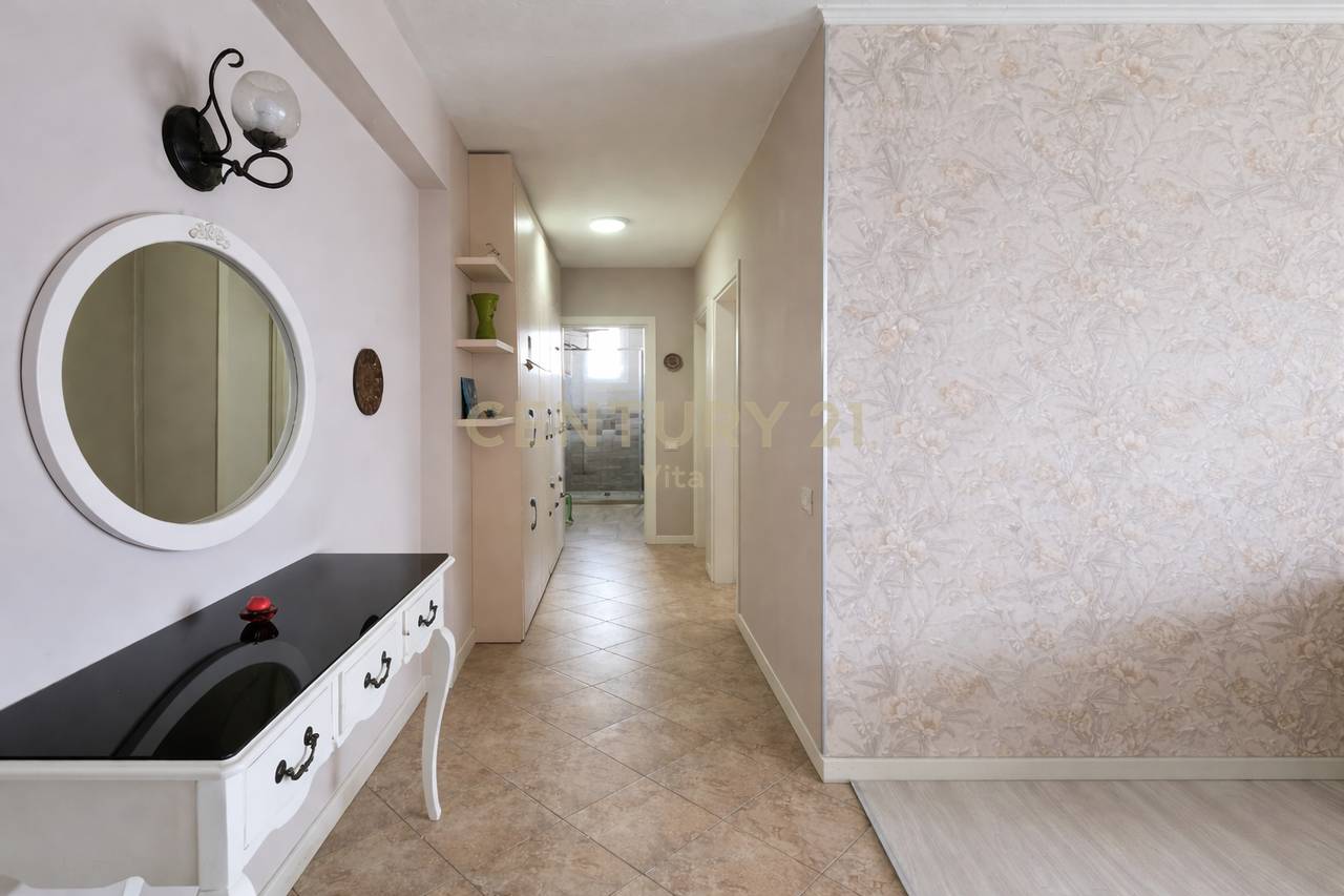 Shitet  Apartament  2+1  pranë Markatës së Fruta-Perimeve , Durres !!