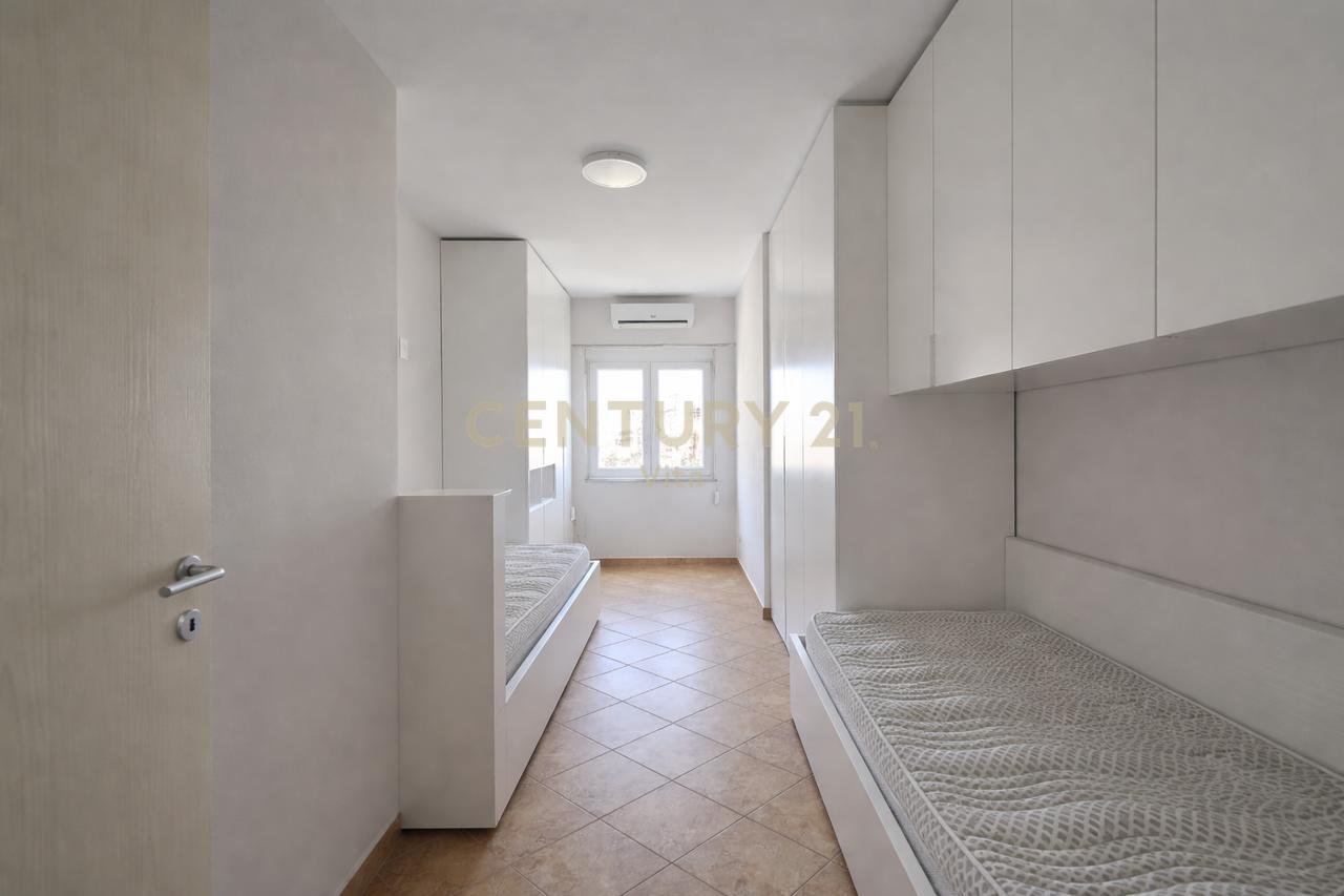 Shitet  Apartament  2+1  pranë Markatës së Fruta-Perimeve , Durres !!