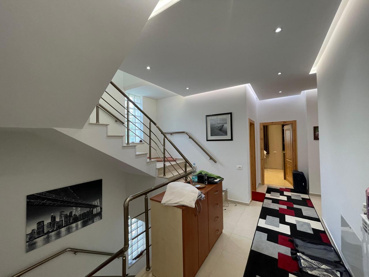 VILE ME QIRA PRANE KOMPLEKSIT TE VILAVE AMERIKANE!