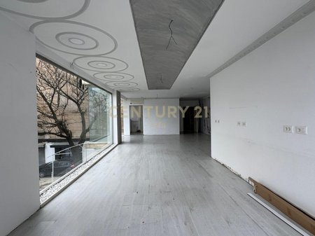 Jepet ambient komercial buze rruge prane 21 Dhjetorit!