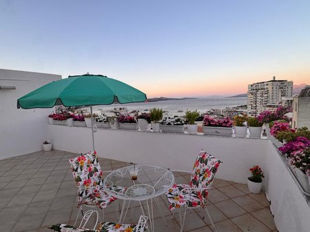 SARANDE, JEPET ME QIRA STUDIO APARTAMENT ME VERANDE ME PAMJE NGA DETI