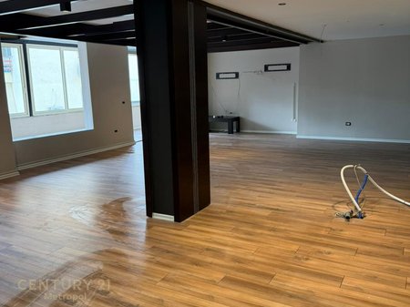 Zyrë  Me Qira në Liqeni i Thatë, Tiranë - 1100€ | 170 m²