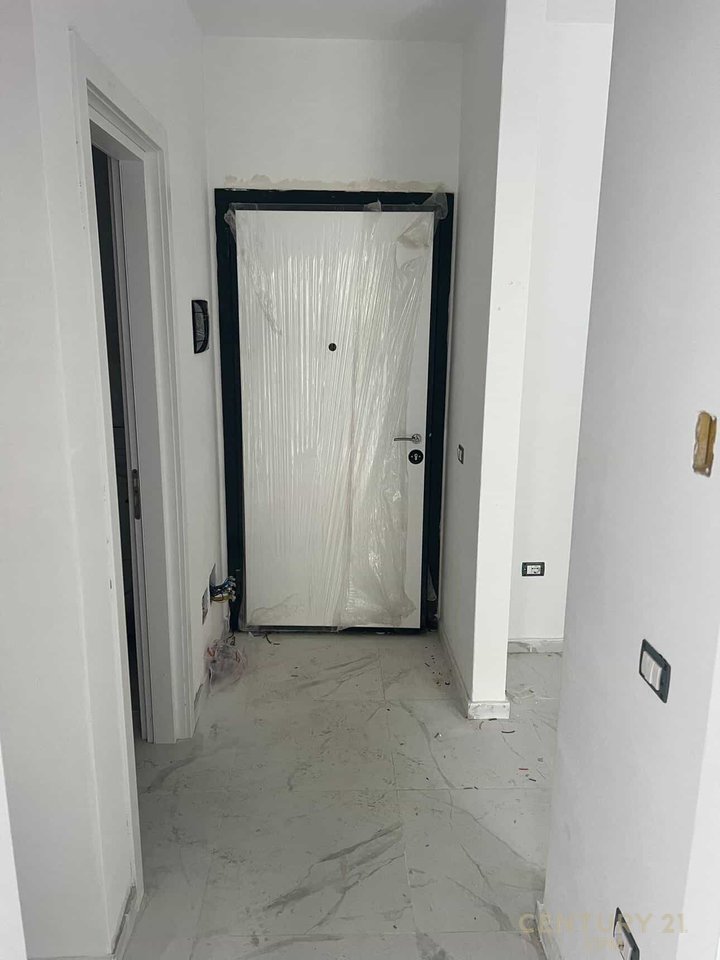 APARTAMENT 1+1 PER SHITJE , UNIVERS CITY!