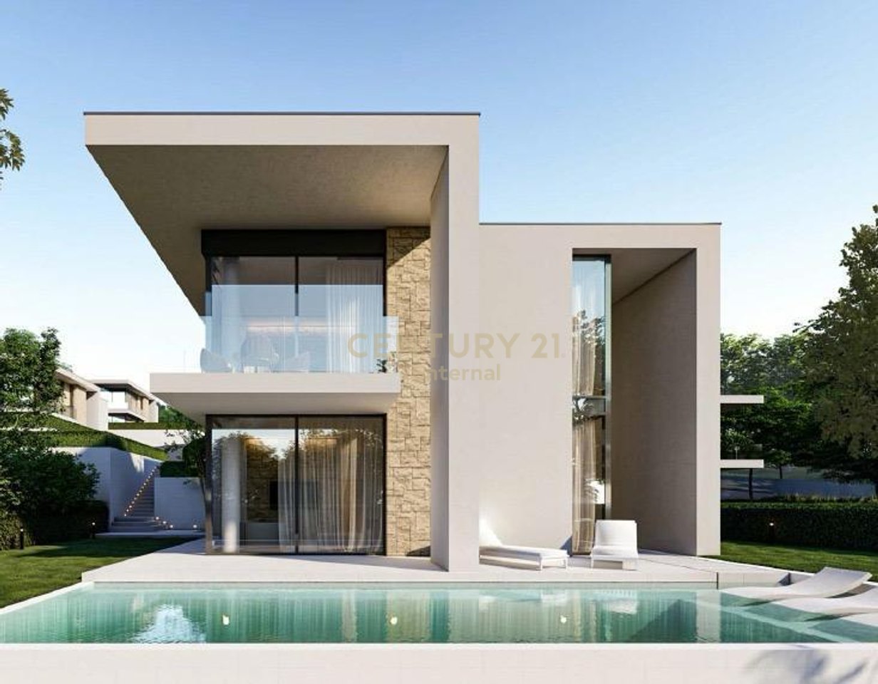 Vilë me Pishine Për Shitje në Farkë