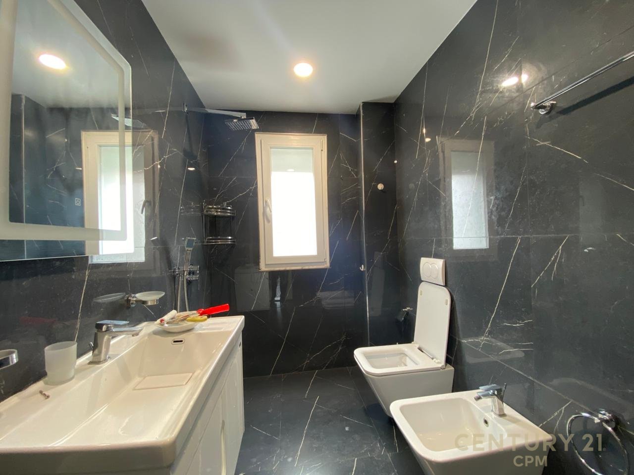 ON MINE PEZA STREET WE RENT SPACE FOR OFFICES OR BUSINESS