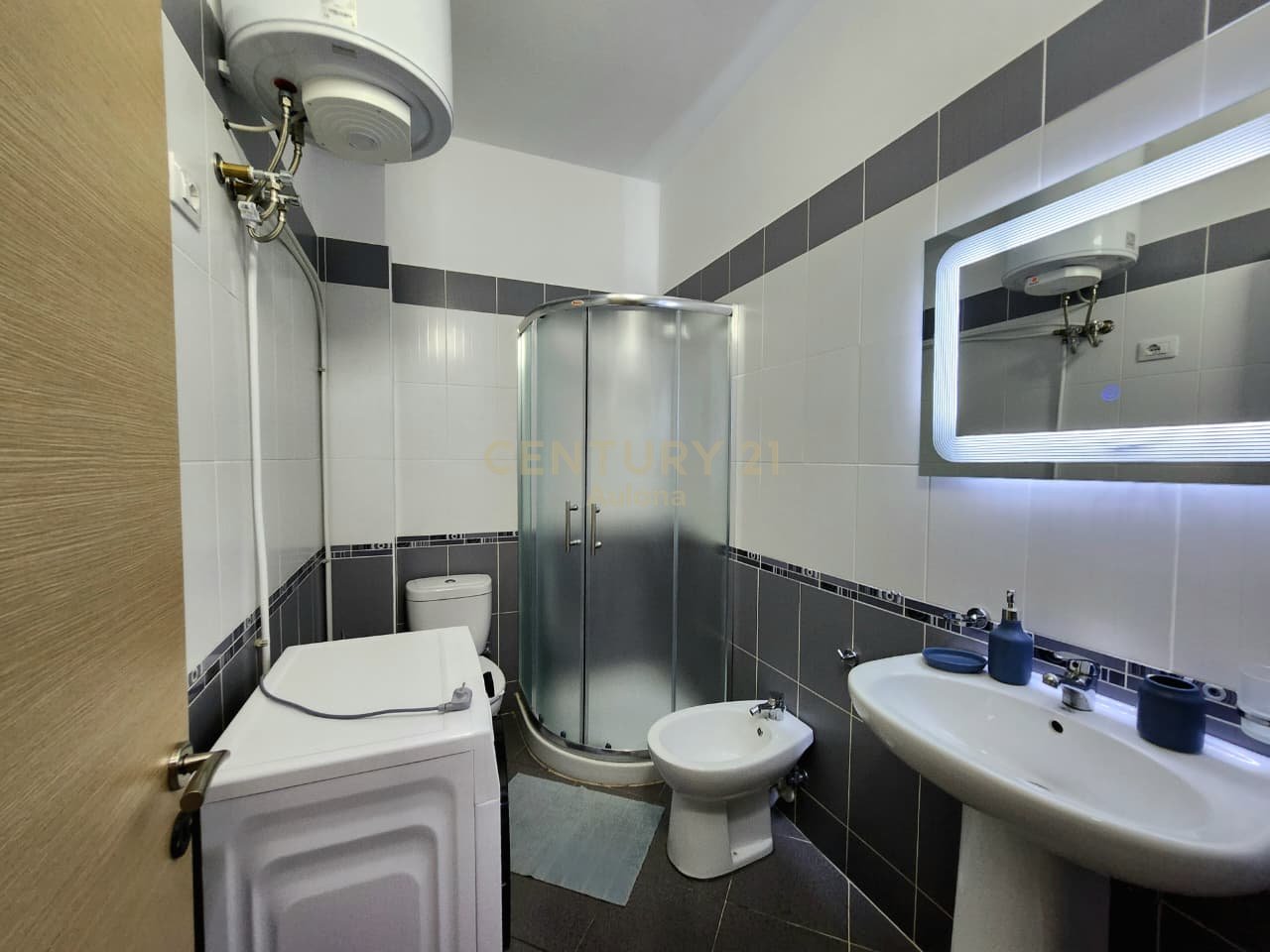 Apartament për Shitje pranë Marina Bay Resort, Lungomare
