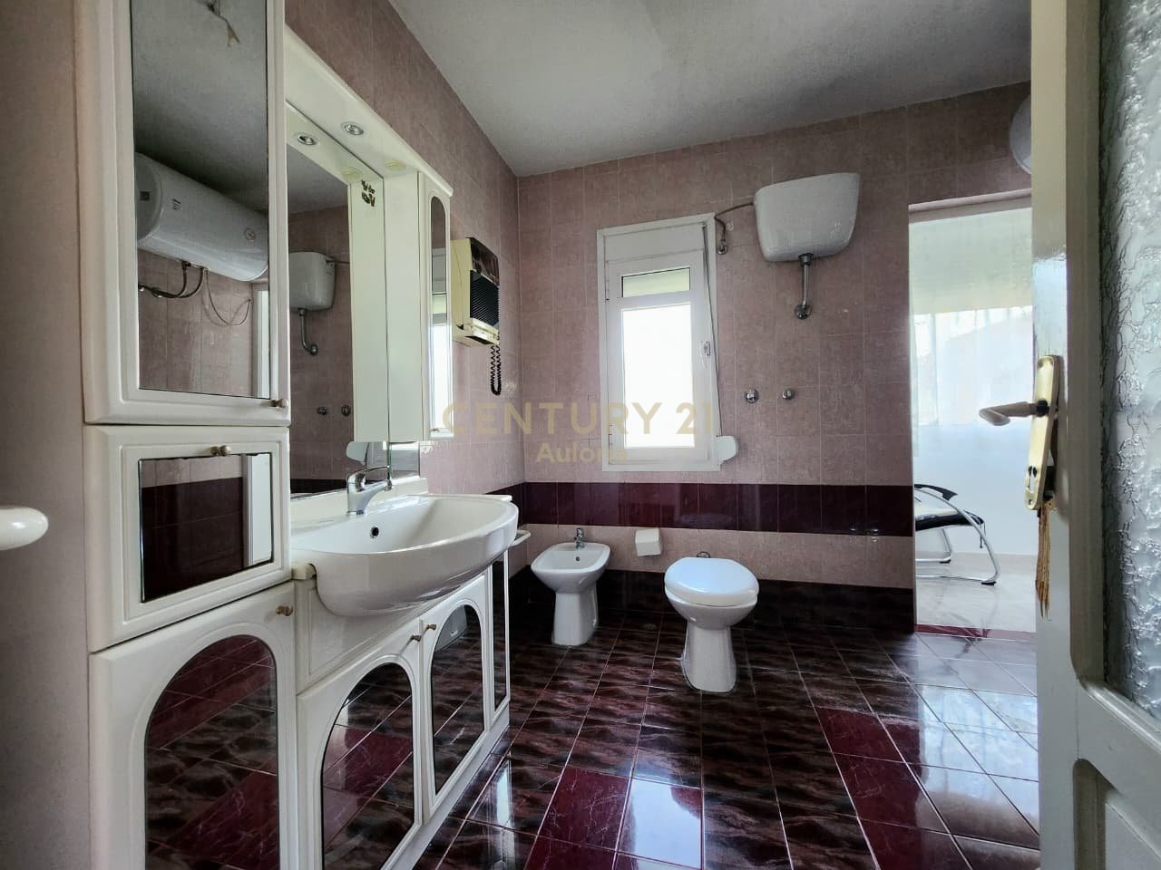 Dy Apartamente 1+1 për Shitje pranë Bulevardit Kryesor