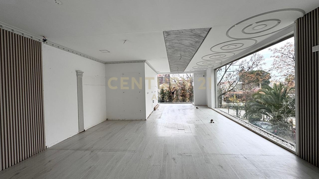 Jepet ambient komercial buze rruge prane 21 Dhjetorit!