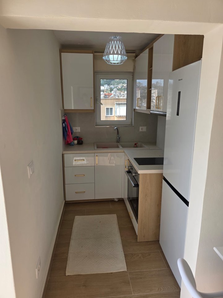 SARANDE, JEPET ME QIRA STUDIO APARTAMENT ME VERANDE ME PAMJE NGA DETI