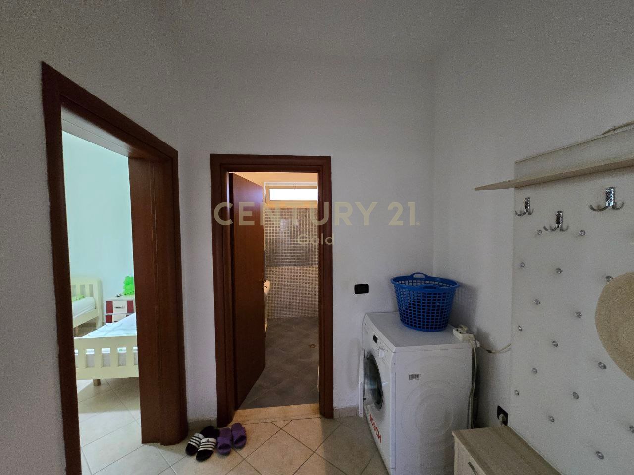 APARTAMENT 2+1 ME OBORR PER SHITJE TEK LURA 1