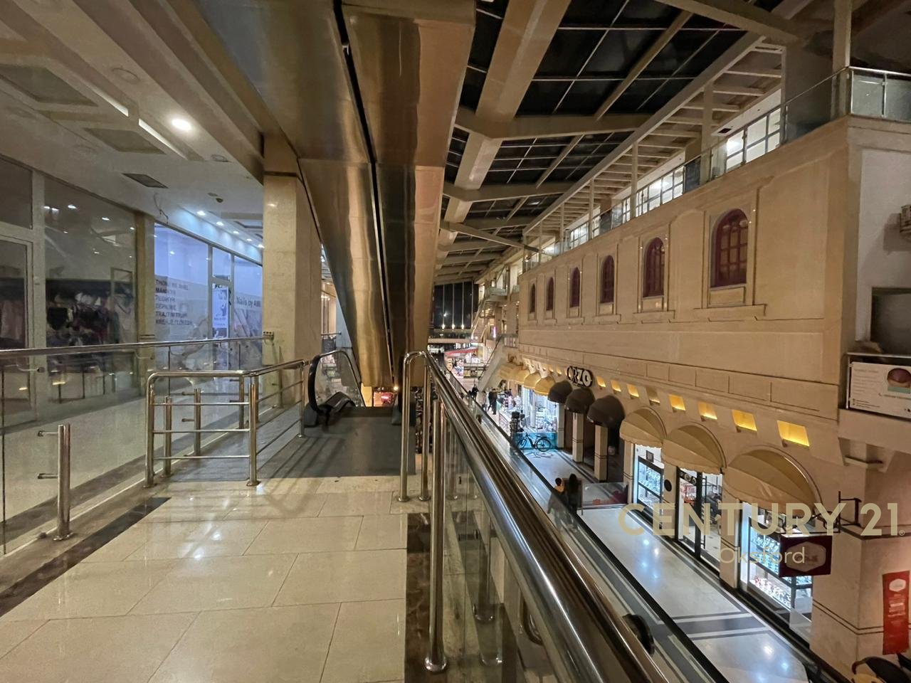 TEK RRUGA E BARRICADES, UNITÀ VENDITA GALLERIA CENTRALE