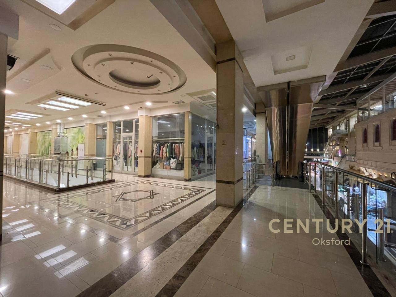 TEK RRUGA E BARRICADES, UNITÀ VENDITA GALLERIA CENTRALE