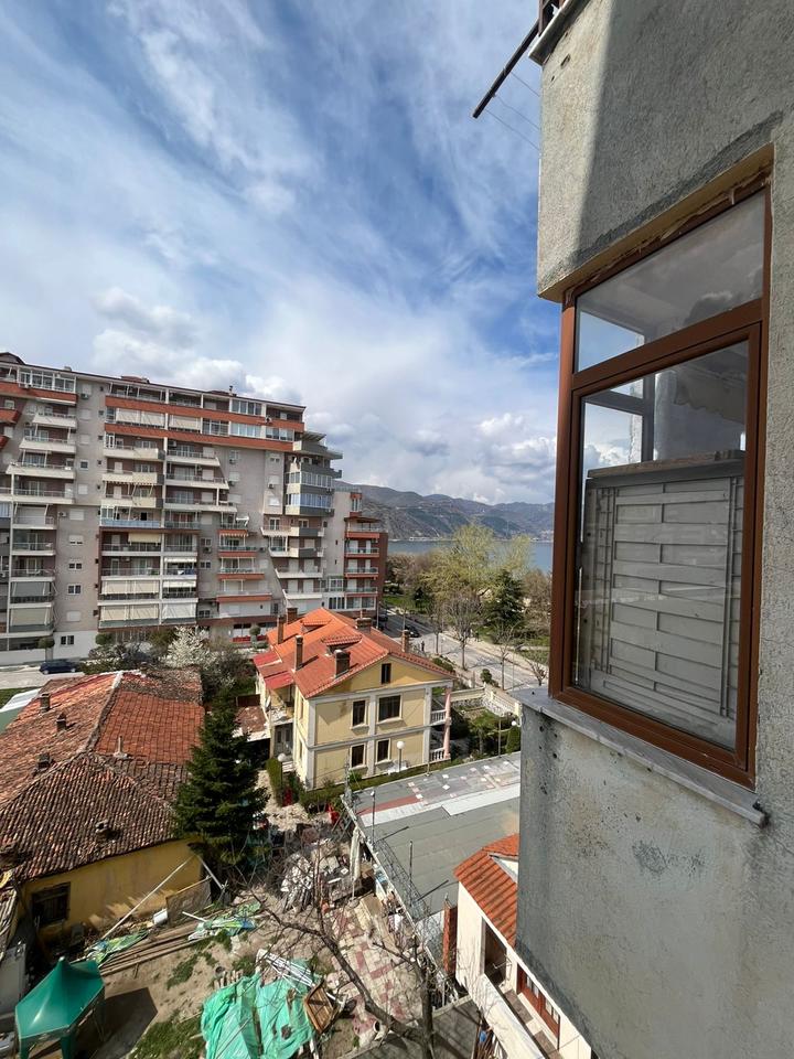 APARTAMENT 2+1 PËR SHITJE NË POGRADEC – PRANË STADIUMIT, ME PAMJE NGA LIQENI DHE KALAJA !!