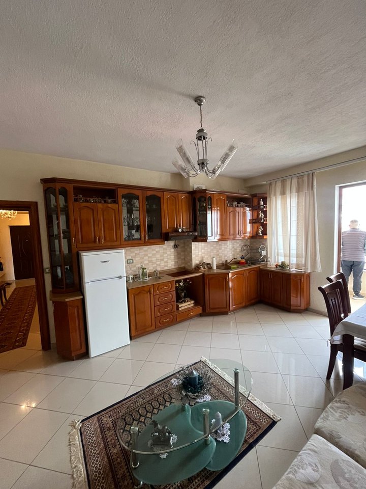 APARTAMENT 2+1 PËR SHITJE NË POGRADEC – PRANË STADIUMIT, ME PAMJE NGA LIQENI DHE KALAJA !!