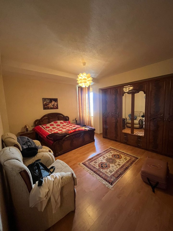 APARTAMENT 2+1 PËR SHITJE NË POGRADEC – PRANË STADIUMIT, ME PAMJE NGA LIQENI DHE KALAJA !!