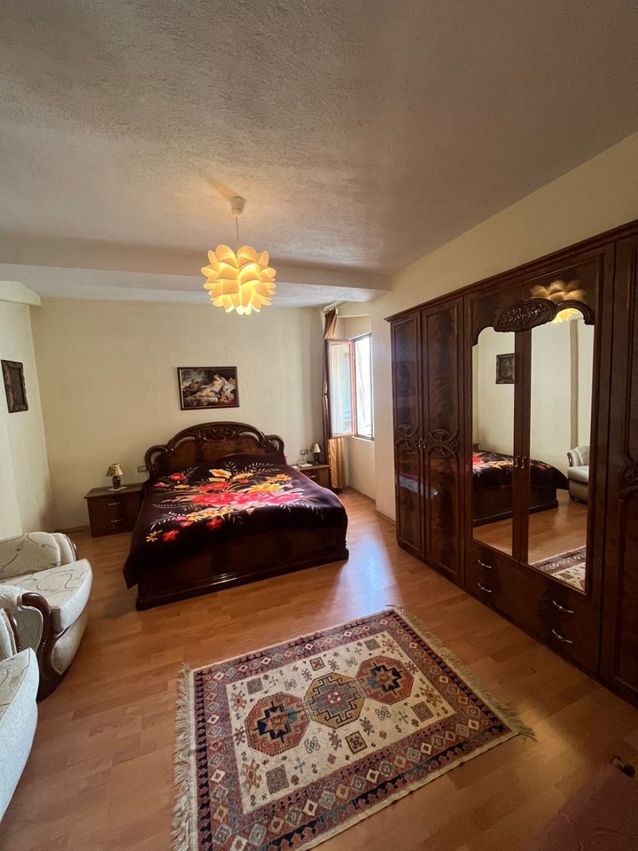 APARTAMENT 2+1 PËR SHITJE NË POGRADEC – PRANË STADIUMIT, ME PAMJE NGA LIQENI DHE KALAJA !!