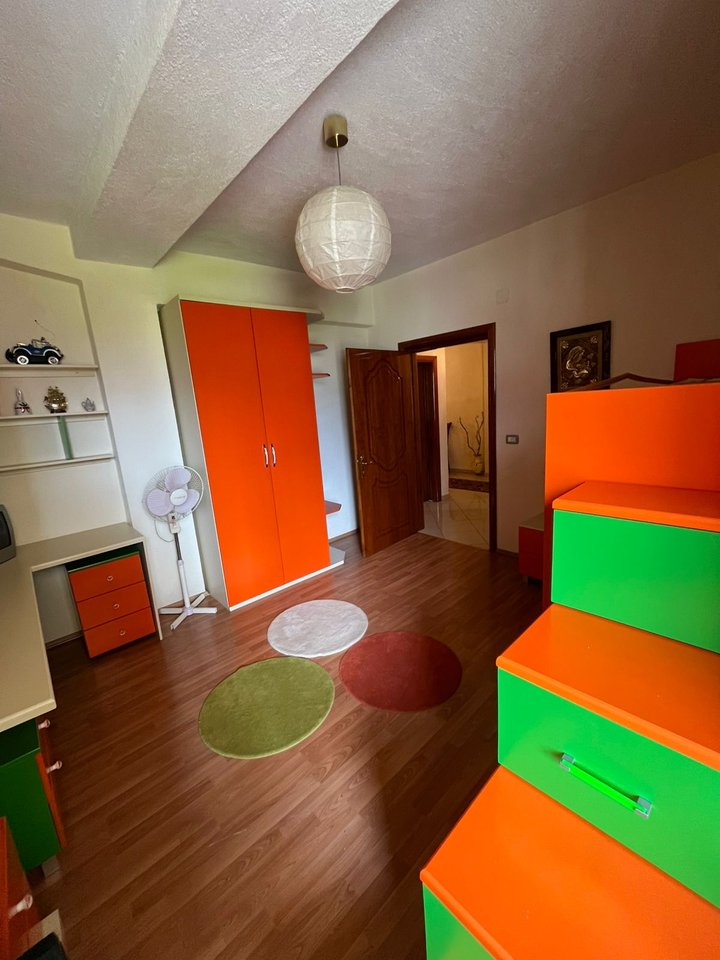 APARTAMENT 2+1 PËR SHITJE NË POGRADEC – PRANË STADIUMIT, ME PAMJE NGA LIQENI DHE KALAJA !!