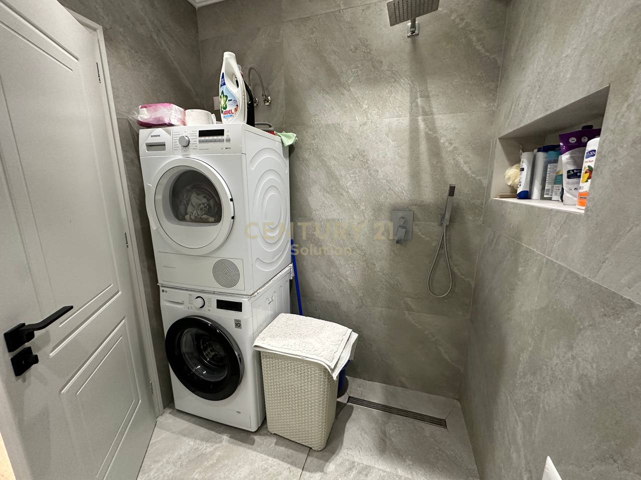 APARTAMENT 3+1+2+ VERANDE PER SHITJE PRANE VILES L !