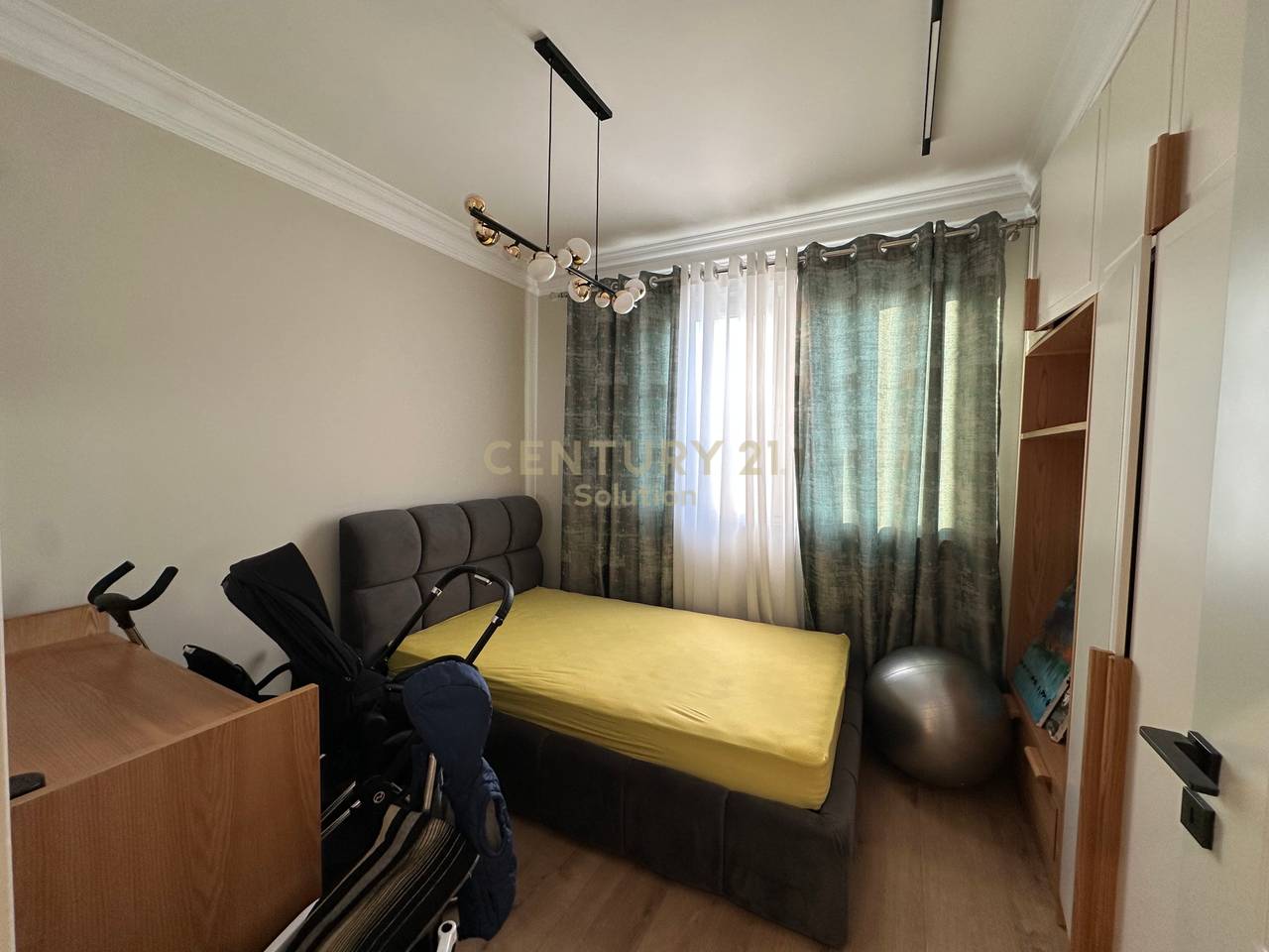 APARTAMENT 3+1+2+ VERANDE PER SHITJE PRANE VILES L !