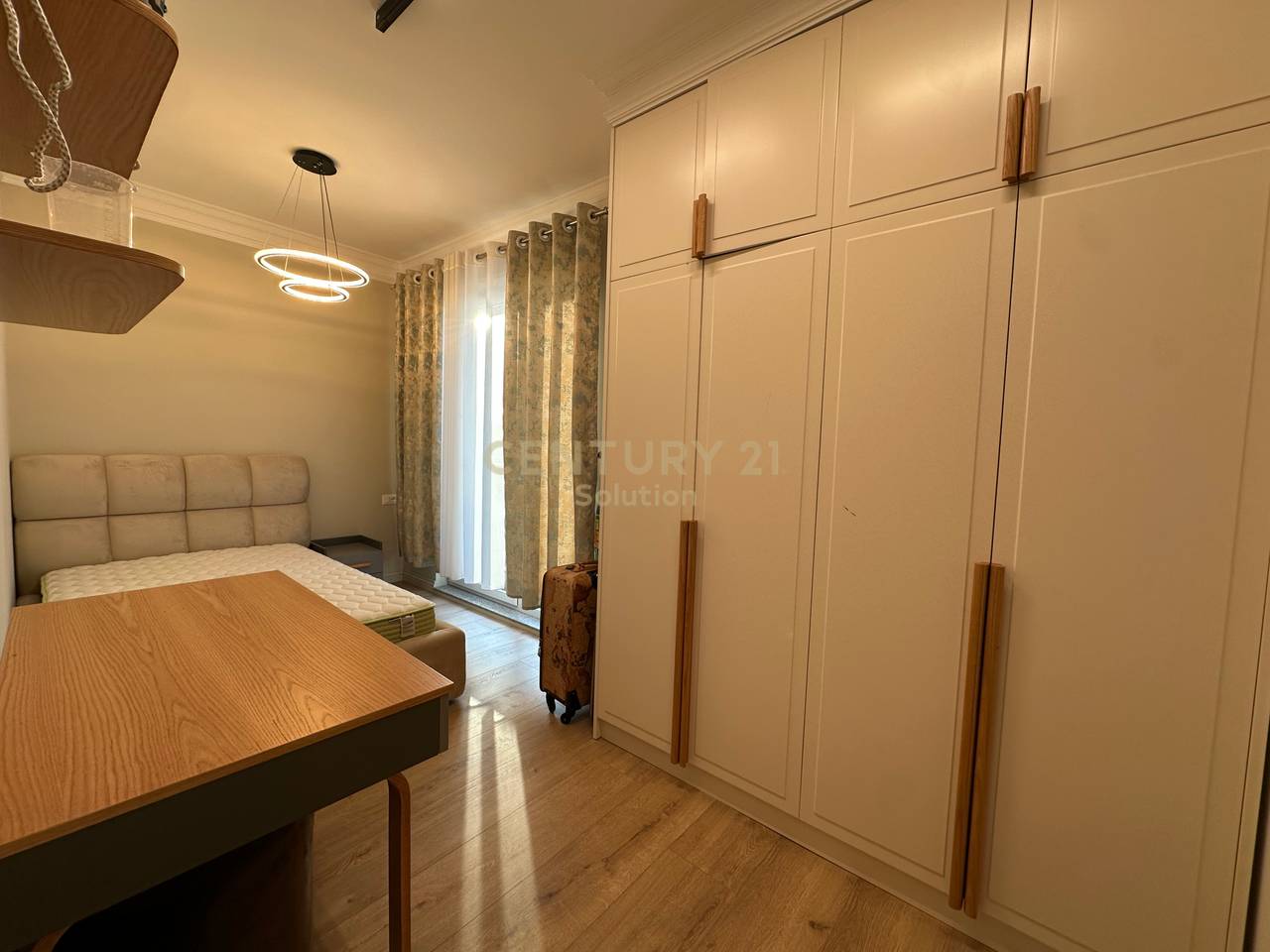 APARTAMENT 3+1+2+ VERANDE PER SHITJE PRANE VILES L !