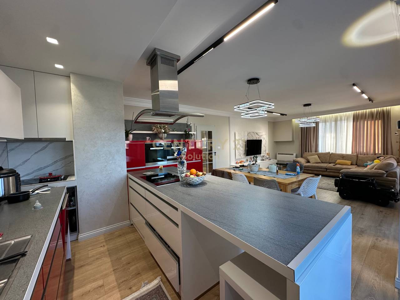 APARTAMENT 3+1+2+ VERANDE PER SHITJE PRANE VILES L !