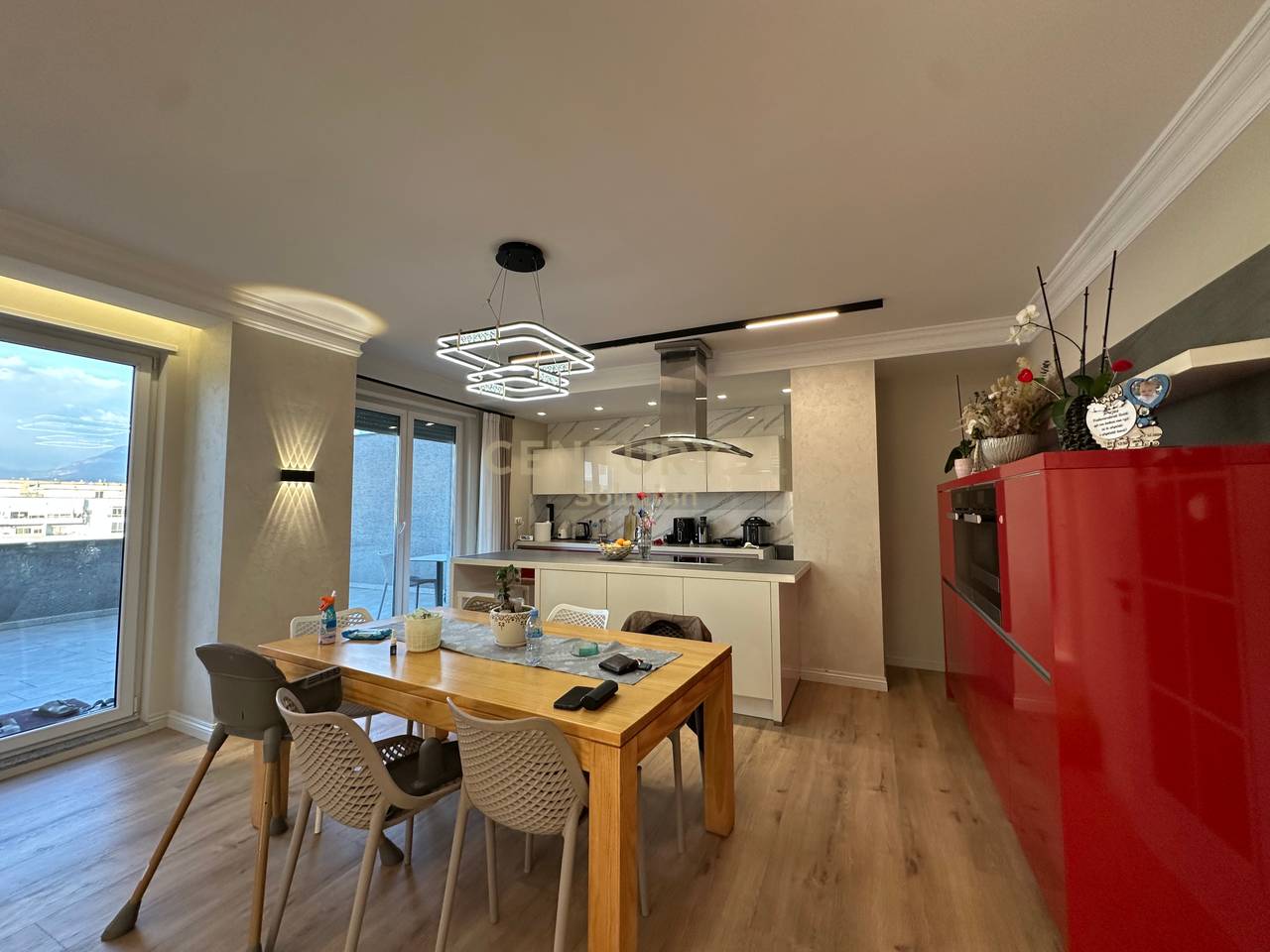 APARTAMENT 3+1+2+ VERANDE PER SHITJE PRANE VILES L !