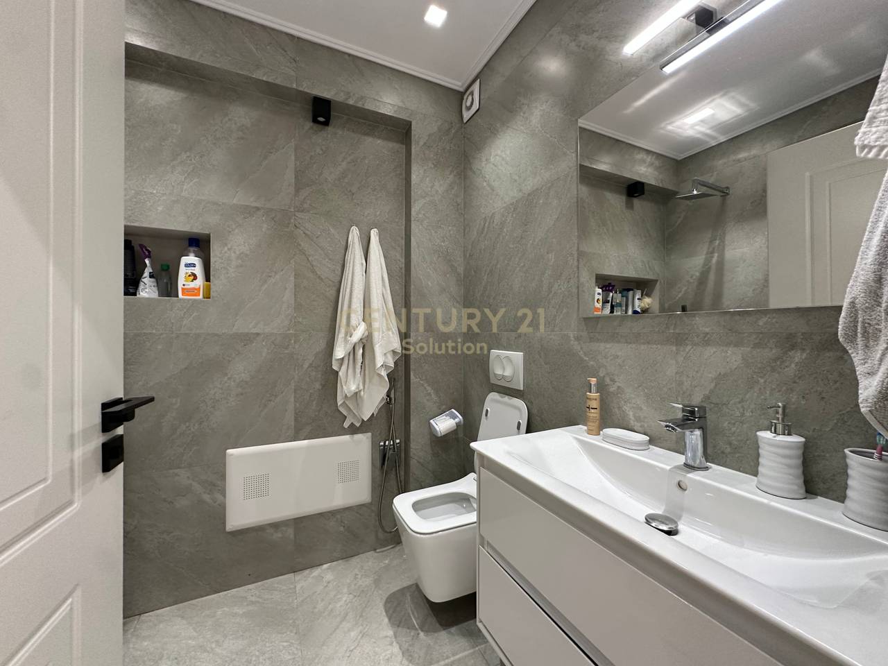 APARTAMENT 3+1+2+ VERANDE PER SHITJE PRANE VILES L !