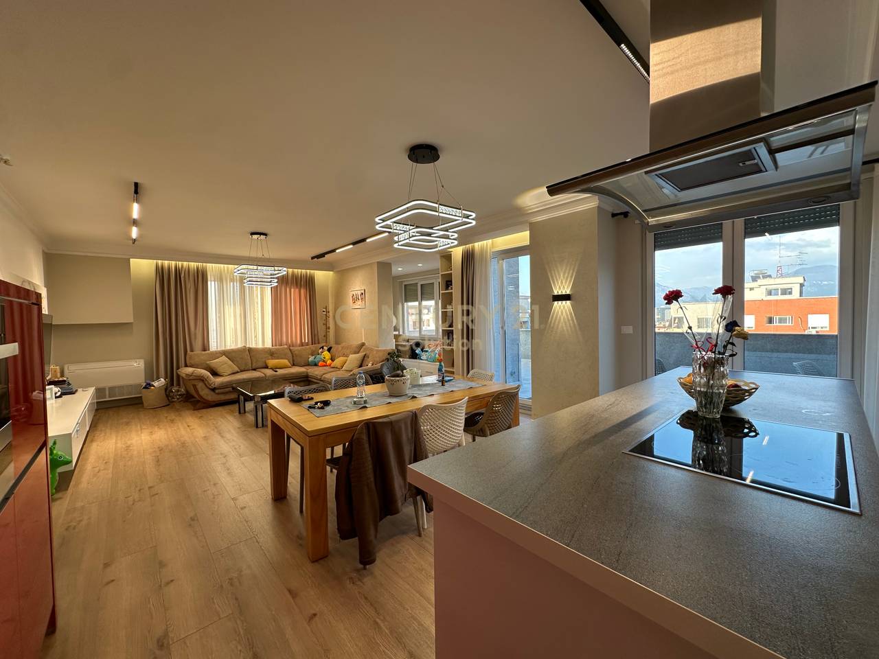 APARTAMENT 3+1+2+ VERANDE PER SHITJE PRANE VILES L !