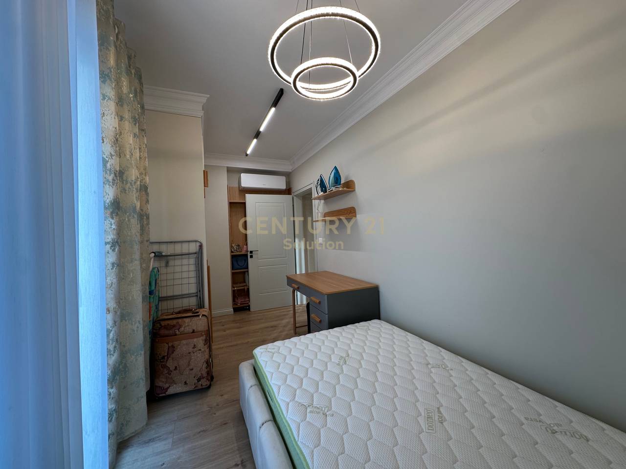 APARTAMENT 3+1+2+ VERANDE PER SHITJE PRANE VILES L !